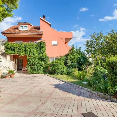 Vini- Beautiful Garden And Terrase Apartment *