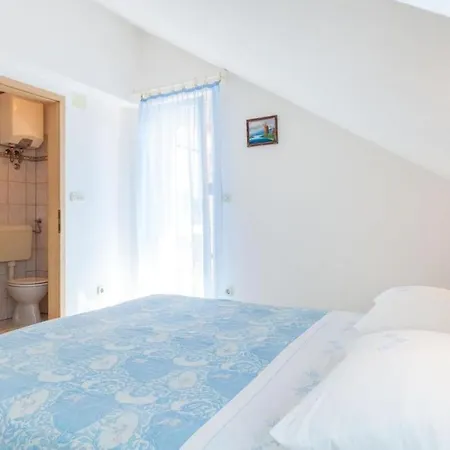 Vini- Beautiful Garden And Terrase Apartment Podstrana